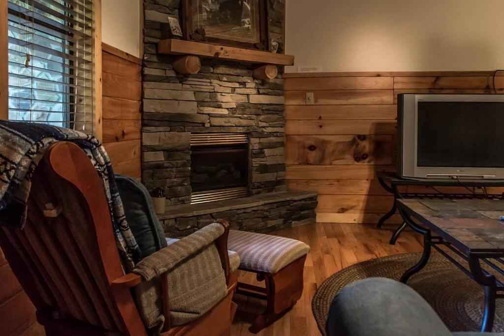 Holly Tree Hideaway - Semi Secluded Mtn Setting Villa เซอเวียร์วีล ภายนอก รูปภาพ