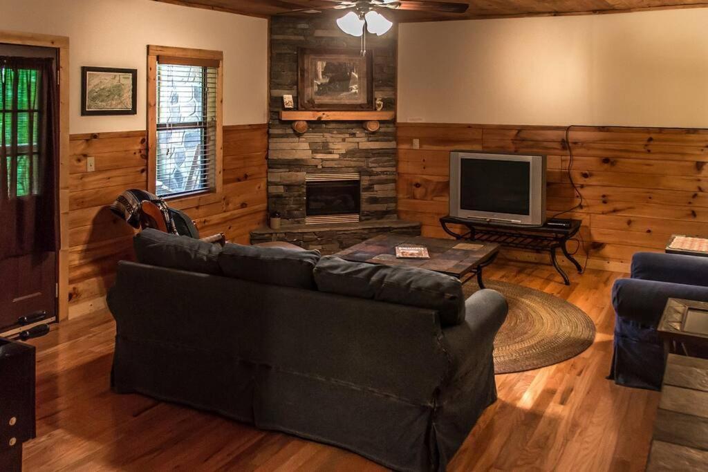 Holly Tree Hideaway - Semi Secluded Mtn Setting Villa เซอเวียร์วีล ภายนอก รูปภาพ