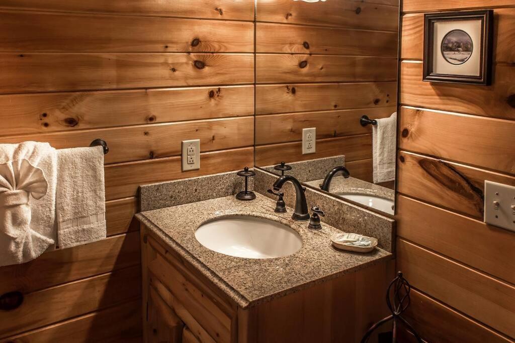 Holly Tree Hideaway - Semi Secluded Mtn Setting Villa เซอเวียร์วีล ภายนอก รูปภาพ